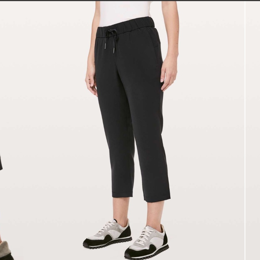 Lululemon On The Fly Crop *Woven 23"
Black 6